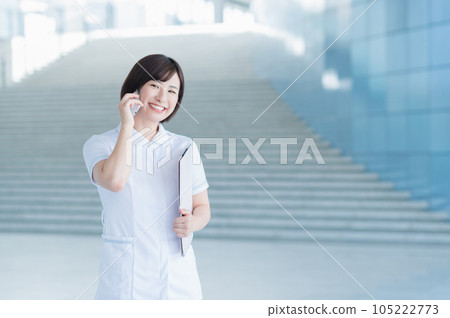 年輕女護士用智能手機打電話 年輕女護士用智能手機打電話 105222773