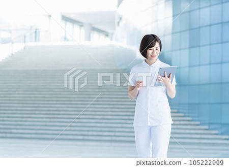 在醫院工作的年輕護士 105222999