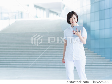 在醫院工作的年輕護士 105223000