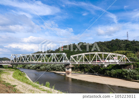 An iron bridge over the Yamato River 105223011