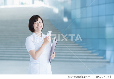 在醫院工作的年輕女護士 105223051