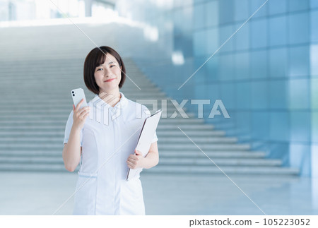 在醫院工作的年輕女護士 105223052