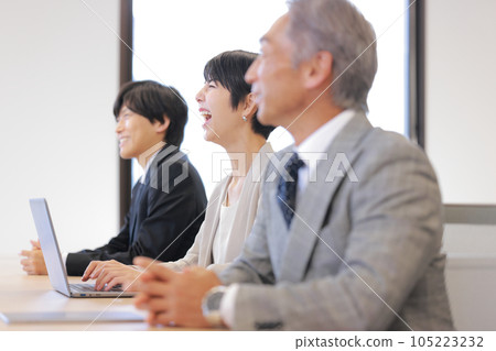 Business woman laughing at a seminar_1 105223232