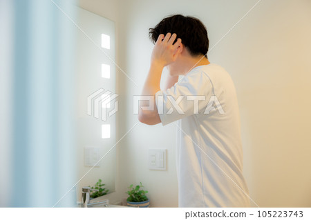 一個人看到一面鏡子 105223743