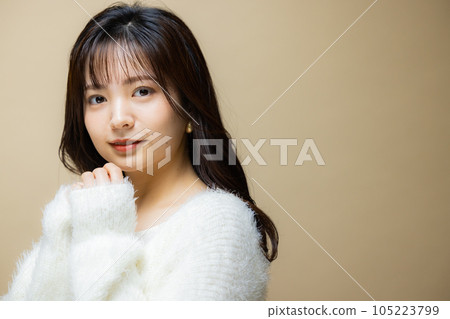 白色針織衫的女人 105223799