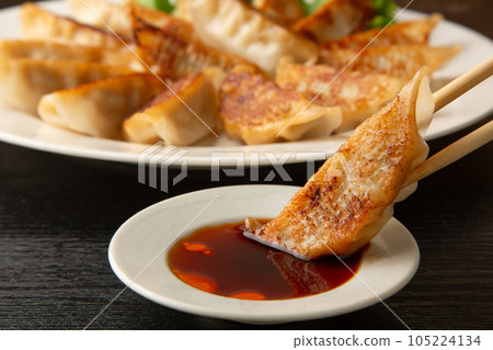 煎餃子 煎餃子 105224134