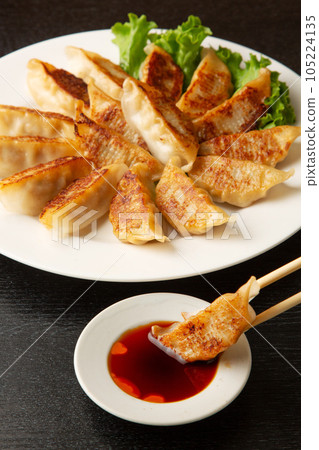 煎餃子 105224135