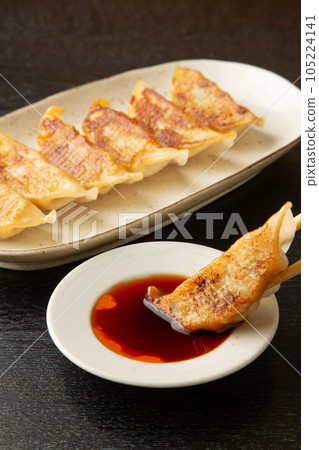 煎餃子 煎餃子 105224141