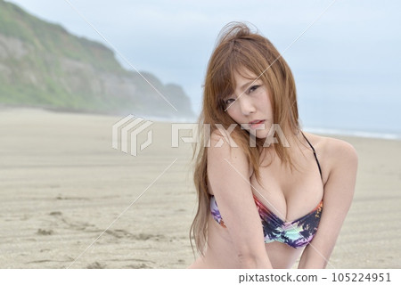 穿著比基尼泳裝的年輕女子在海灘上擺姿勢 105224951