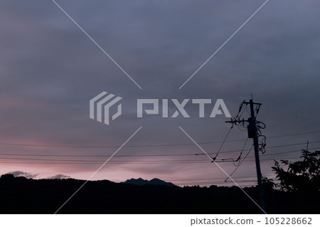 北斗市白州町,電線桿上空的晚霞,北方的天空變暗 北斗市白州町,電線桿上空的晚霞,北方的天空變暗 105228662