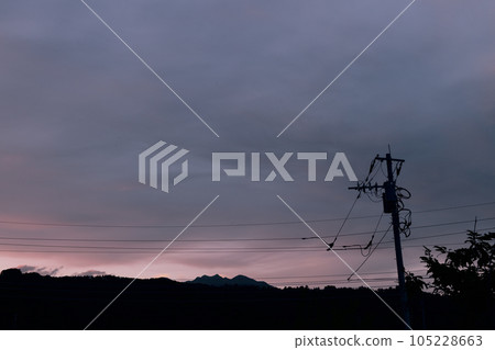 北斗市白州町,電線桿上空的晚霞,北方的天空變暗 北斗市白州町,電線桿上空的晚霞,北方的天空變暗 105228663