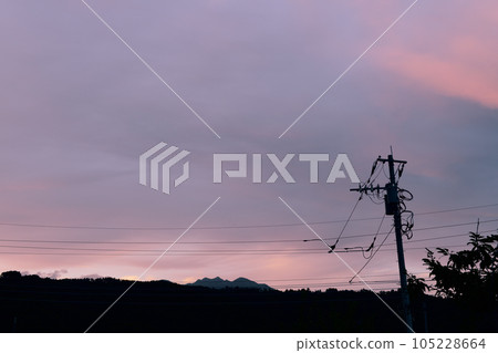 北斗市白州町,電線桿上空的晚霞,北方的天空變暗 北斗市白州町,電線桿上空的晚霞,北方的天空變暗 105228664