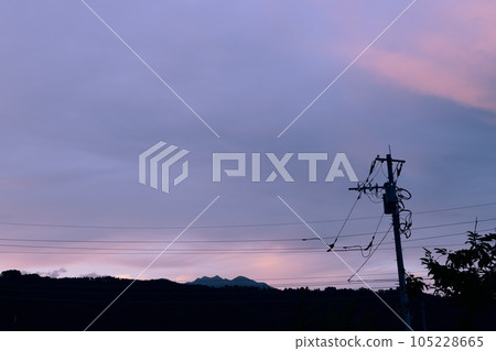 北斗市白州町,電線桿上空的晚霞,北方的天空變暗 北斗市白州町,電線桿上空的晚霞,北方的天空變暗 105228665