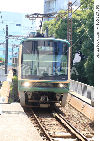 江之電（Enoden），一輛在房屋之間行駛的當地列車 105229599
