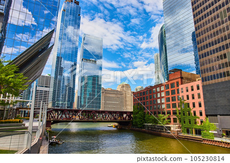 Reflective glass skyscrapers along Chicago ship canals 105230814