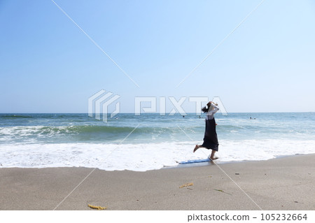 沙灘上奔跑的女人仲夏湘南海岸藍天藍海風景 沙灘上奔跑的女人仲夏湘南海岸藍天藍海風景 105232664