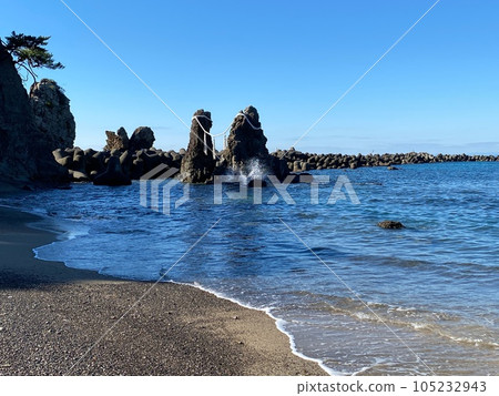 Married Couple Rocks in Konan City, Kochi Prefecture 105232943