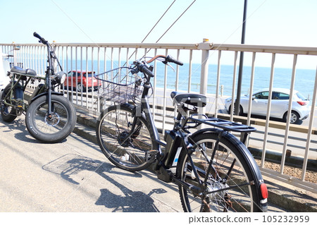 停放在海岸邊的自行車 盛夏的湘南海風景 105232959