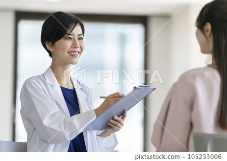 A woman in a white coat listening to the other person Female doctor/medical worker/interview/counseling image A woman in a white coat listening to the other person Female doctor/medical worker/interview/counseling image 105233006