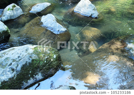 清澈乾淨的河流的圖像 105233186