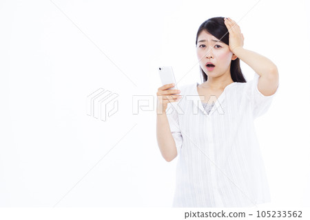 一名 30 多歲的女性驚訝地在白色背景前用智能手機抬起頭 105233562