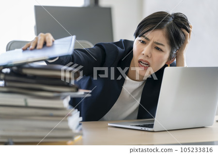 抱著頭的辦公桌工作女商人 105233816