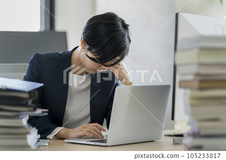 女商人在筆記本電腦前抱著頭工作麻煩/疲勞圖像 105233817