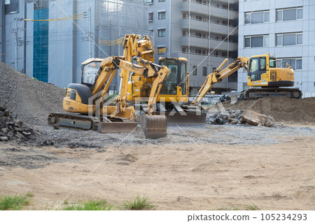 帶挖掘機的塔樓公寓施工現場 105234293