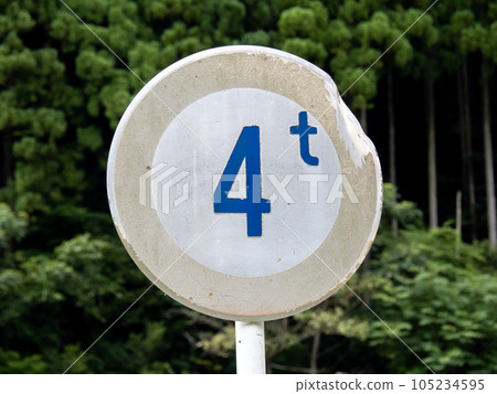 褪色或損壞的路標。此標誌(監管標誌)“重量限制”。 褪色或損壞的路標。此標誌(監管標誌)“重量限制”。 105234595