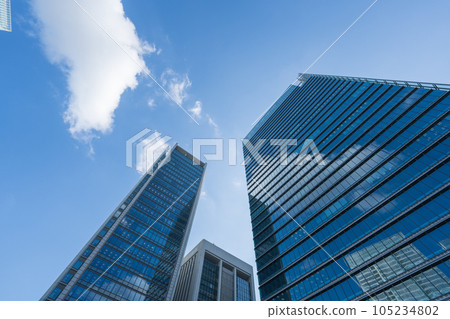 從建築物的山谷仰望天空 105234802