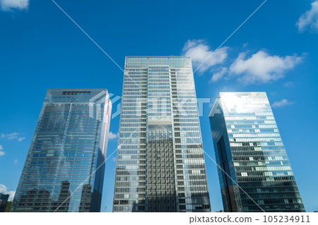Blue sky and skyscrapers seen from the street 105234911