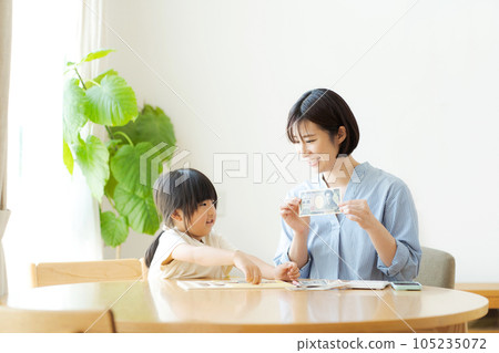 Parents and children studying money 105235072