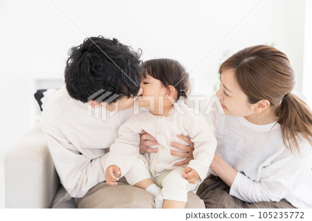 親女一家三口親吻 105235772