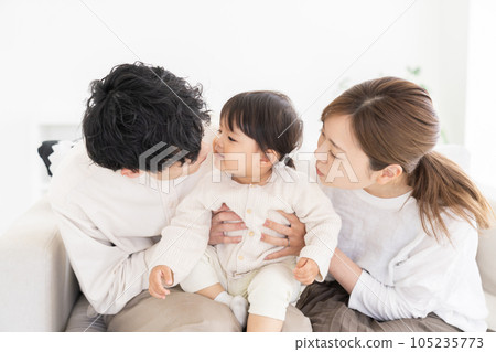 親女一家三口親吻 105235773