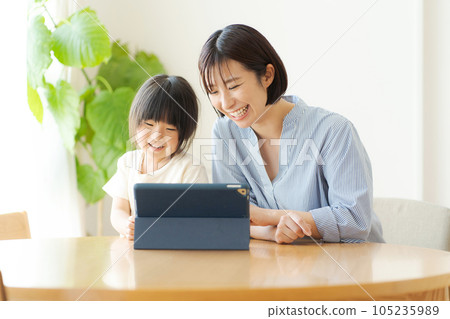 Parent and child seeing tablet Parent and child seeing tablet 105235989