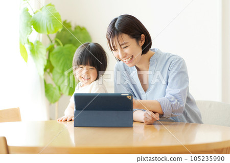 Parent and child seeing tablet Parent and child seeing tablet 105235990