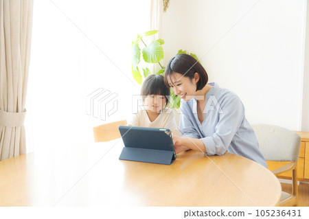 Parent and child seeing tablet Parent and child seeing tablet 105236431
