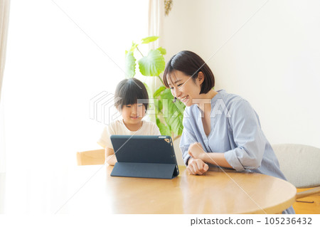 父母和孩子看到平板電腦 105236432