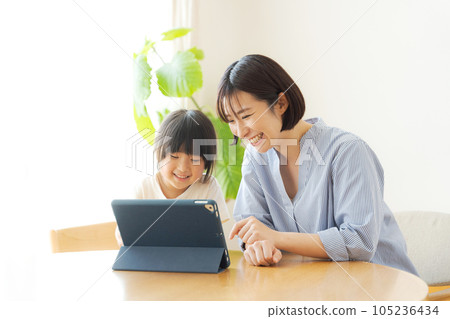 Parent and child seeing tablet 105236434