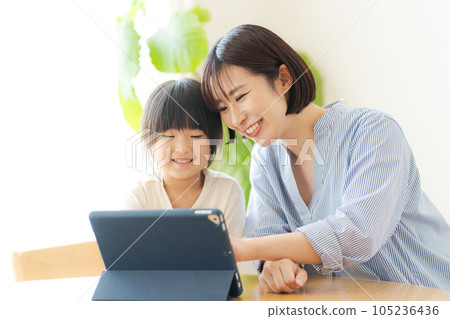 父母和孩子看到平板電腦 105236436