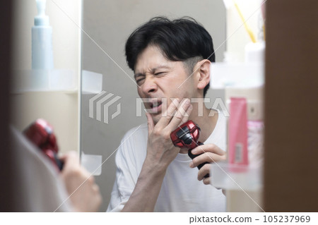 男子用電動剃須刀剃須 男子用電動剃須刀剃須 105237969
