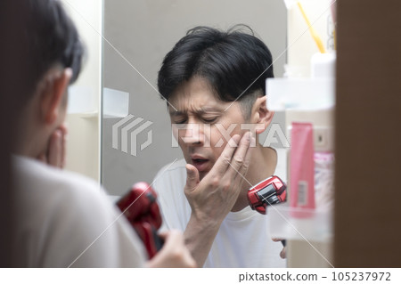 男子用電動剃須刀剃須 男子用電動剃須刀剃須 105237972