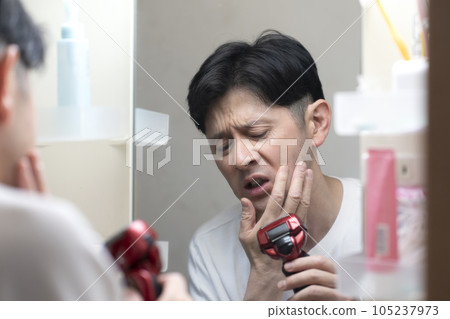 男子用電動剃須刀剃須 男子用電動剃須刀剃須 105237973