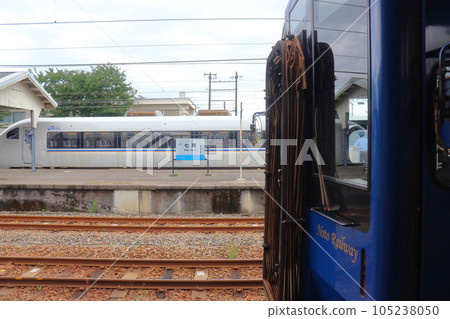 Thunderbird at Nanao station and sightseeing train Satoyama Satoumi 105238050