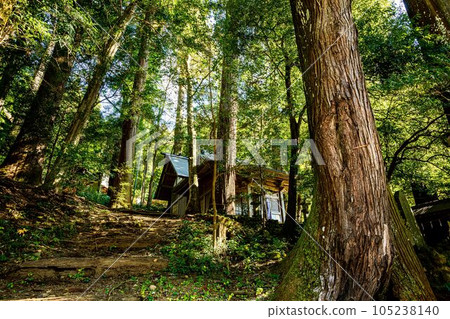 深秋時節，樹木變紅、變黃，給山水增添了色彩。 105238140