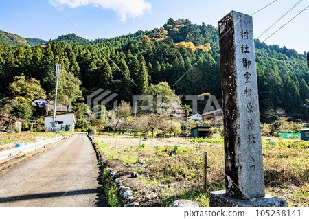 In the depths of autumn, the trees turn red and yellow, adding color to the mountains and rivers. 105238141