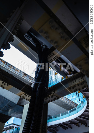 建設中的澀谷站西口 人行天橋下橋墩鋼架與首都高速 2023.07 c-2 高對比度 建設中的澀谷站西口 人行天橋下橋墩鋼架與首都高速 2023.07 c-2 高對比度 105239503