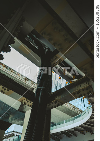建設中的澀谷站西口 人行天橋下橋墩鋼架及首都高速 2023.07 c-4 電影色調 建設中的澀谷站西口 人行天橋下橋墩鋼架及首都高速 2023.07 c-4 電影色調 105239508
