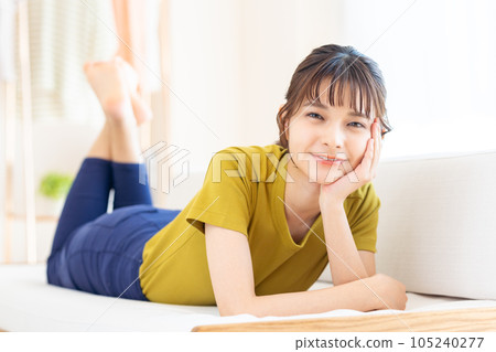 年輕女子在客廳放鬆 105240277