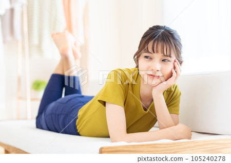 年輕女子在客廳放鬆 105240278